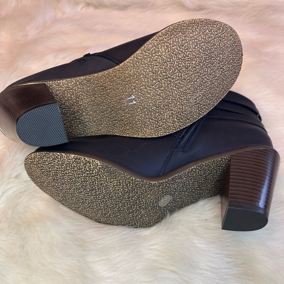 Journee Collection Women’s Strap Stacked Heeled Booties Sz11 - Picture 5 of 9